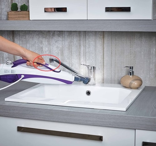 Laisser sortir la vapeur du Nettoyeur Balai à l'aide d'une poignée ou un bouton