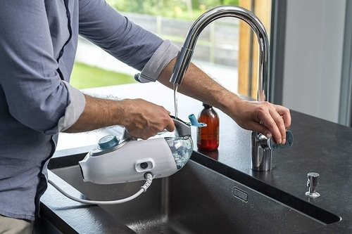 Remplir la réserve d'eau de son Nettoyeur à Vapeur au format Balai